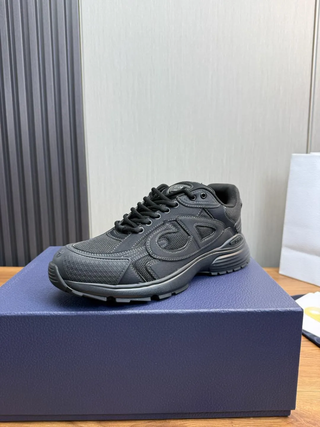 Men's men's shoes💰740💰 Dior's new B30 couple 👫 low-top sneakers, the highest version on the market✅ are carefully made of gray mesh fabric and white technical fabric, decorated with reflective "CD30" graphic logo, and "DIO~B30" and "CD30" logos on the heel and tongue. An extra-light, sculpted rubber sole with signature accents adds style, while internal stretch details create ideal comfort. It can be matched with various casual styles to show the fashionable and modern sports style〰️ Size: 35-40 (customized at 40 for women) 39-45 (customized at 38.45 for men)
